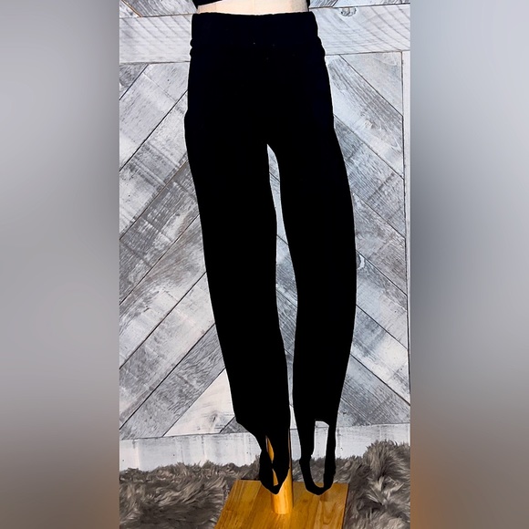 GOOD AMERICAN ESSENTIALS STIRRUP ESSENTIAL LEGGINGS - Picture 4 of 8